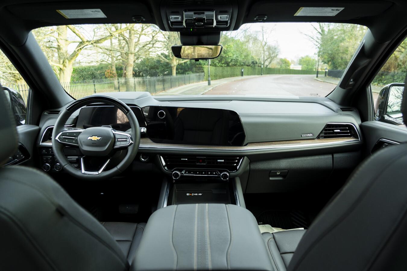 Chevrolet Suburban view 30