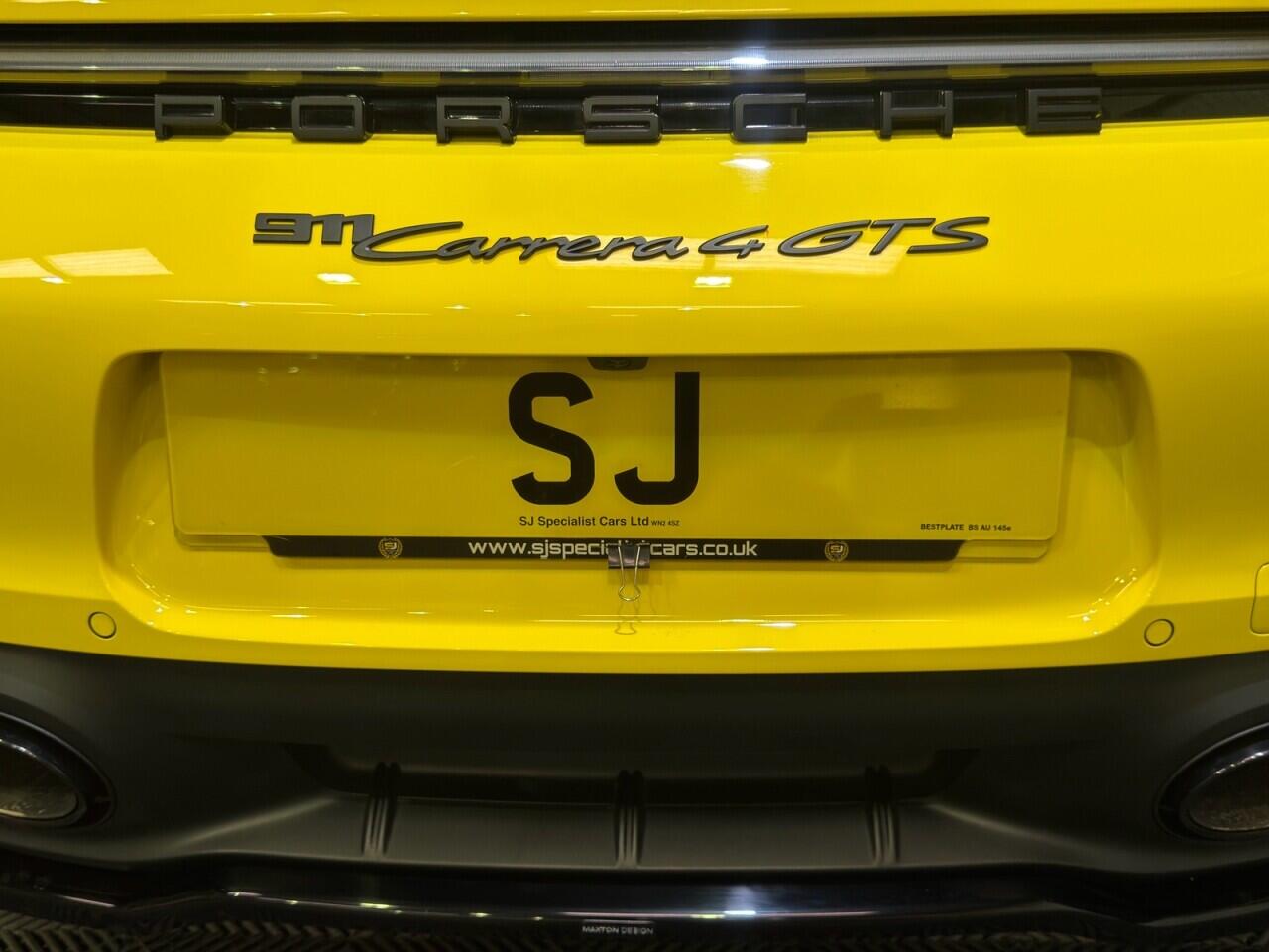 Porsche 911 view 33