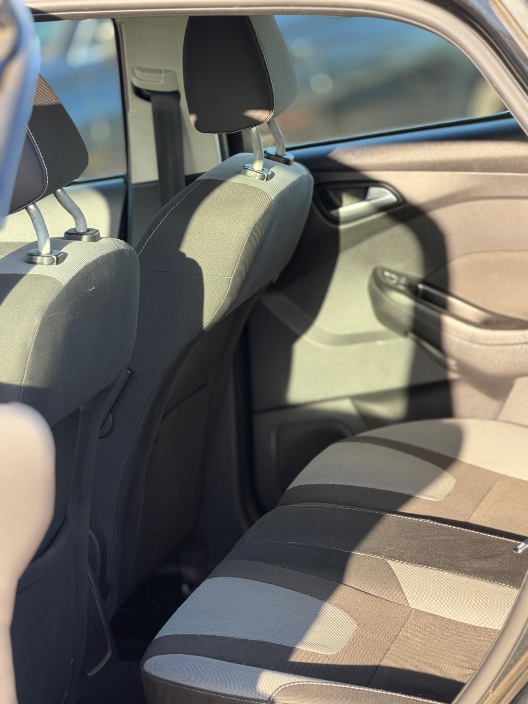 2012 Ford Focus 1.6 TDCi Zetec Euro 5 (s/s) 5dr image 18