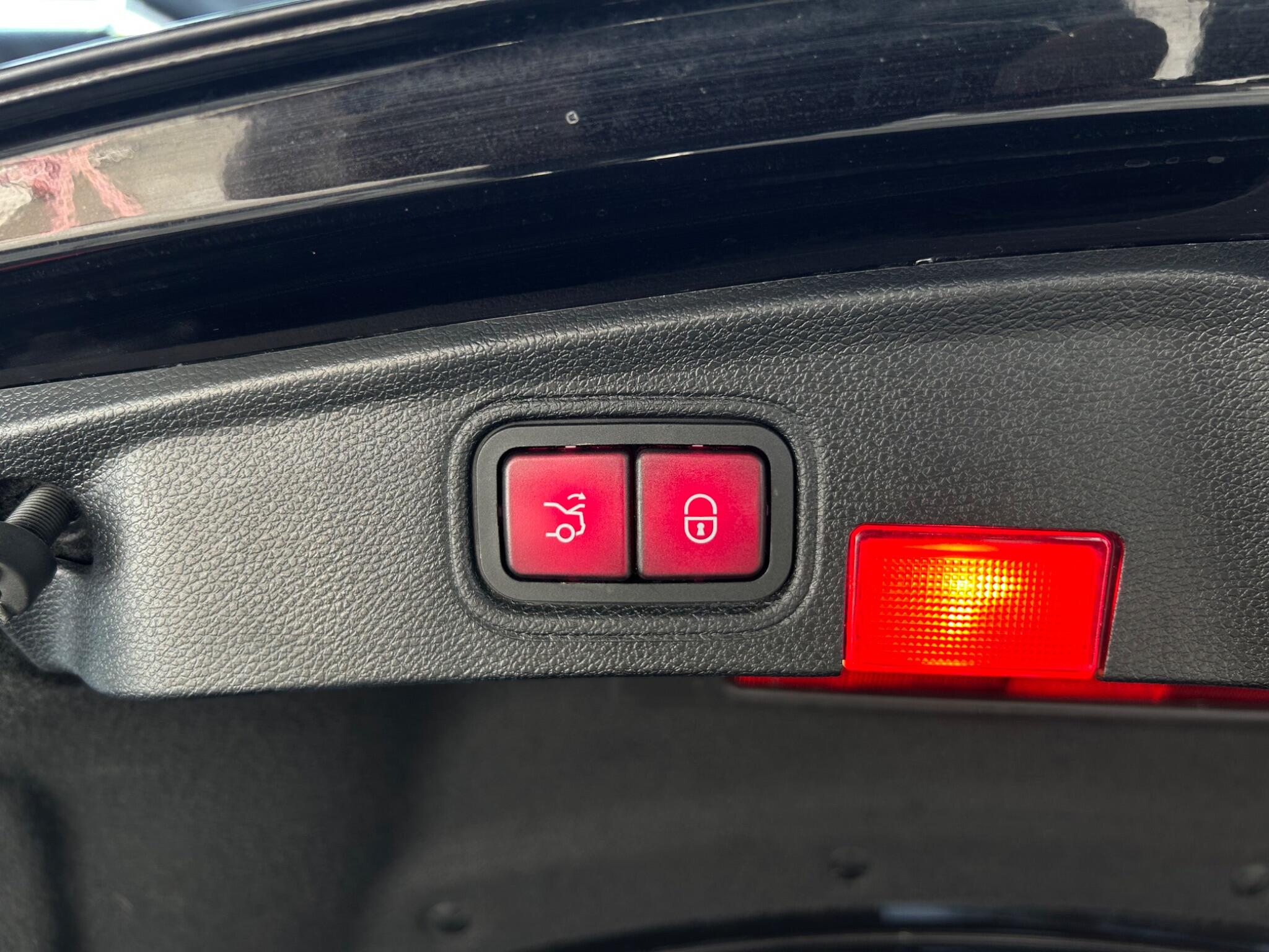 Mercedes-Benz C-Class view 27