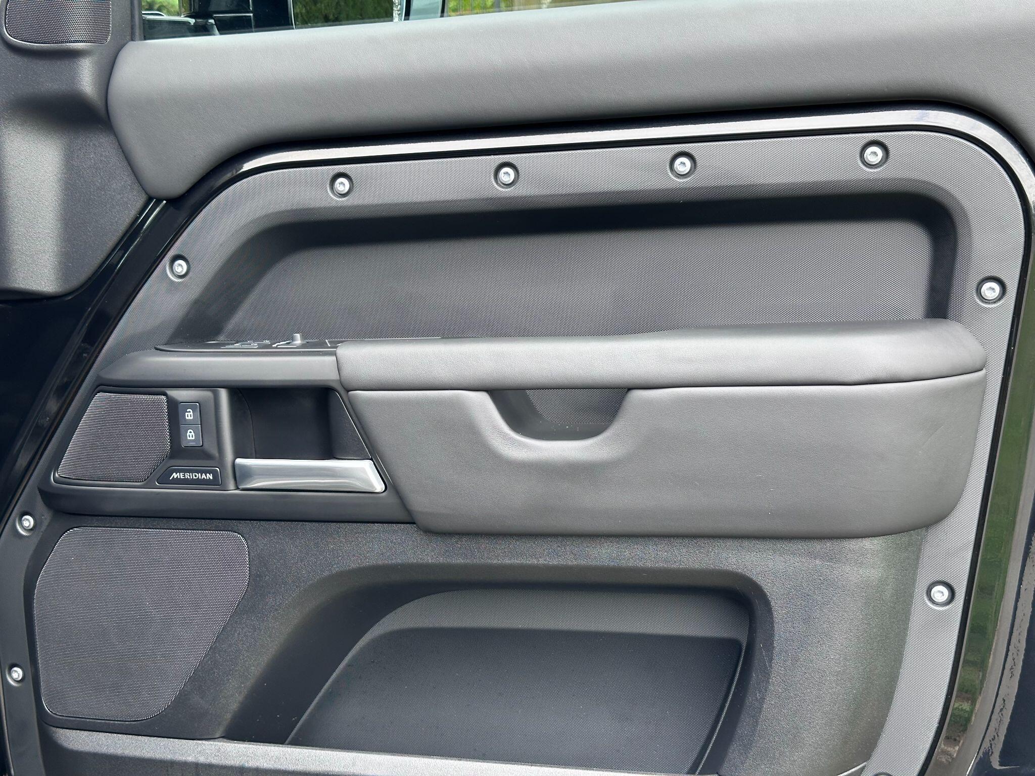 Land Rover Defender 90 view 31