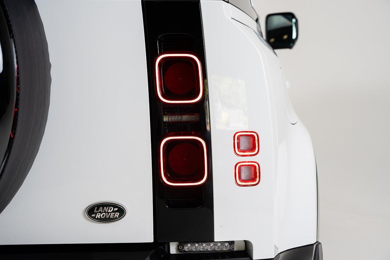 Land Rover Defender 90 view 32