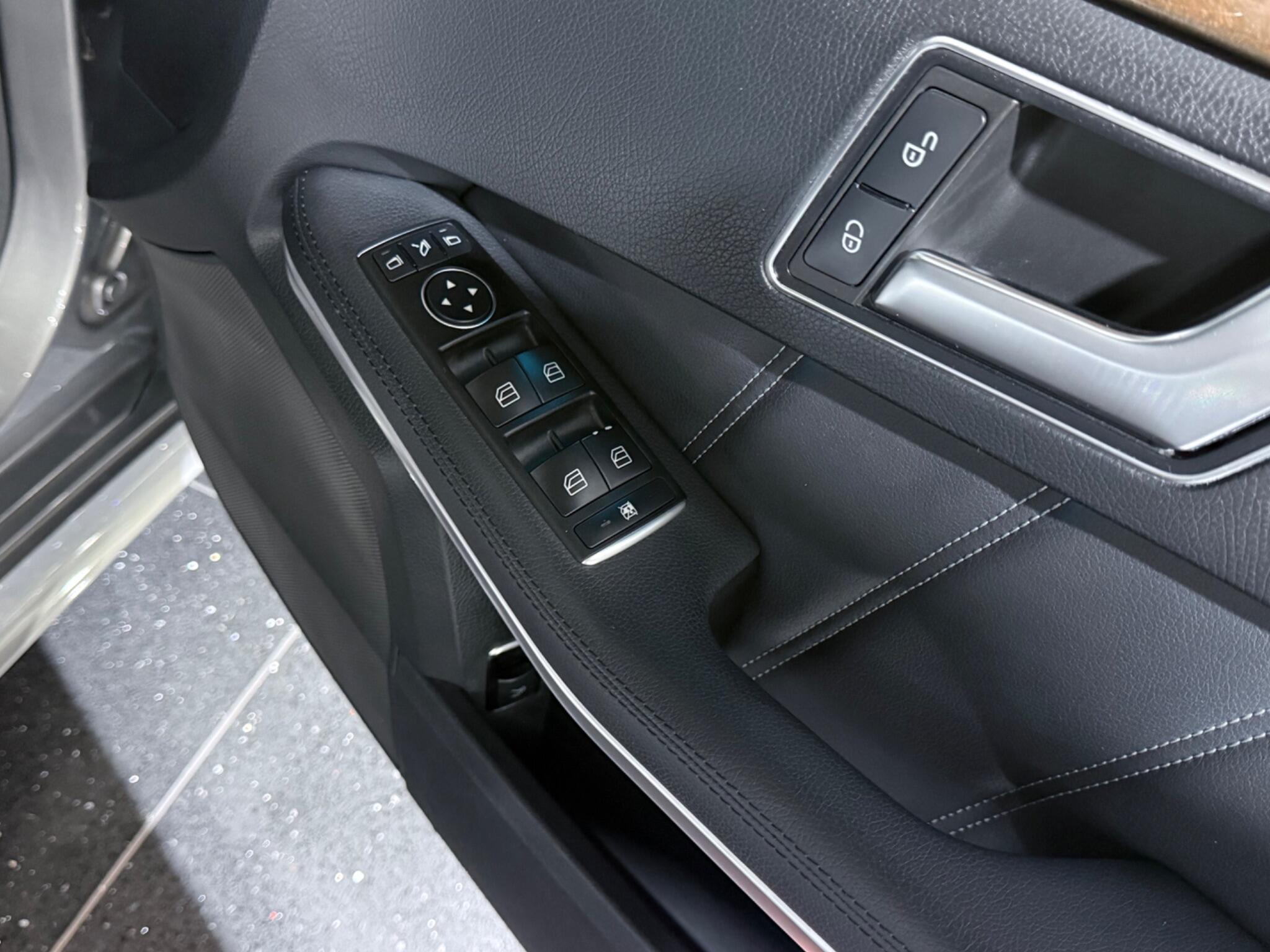 Mercedes-Benz E-Class view 54