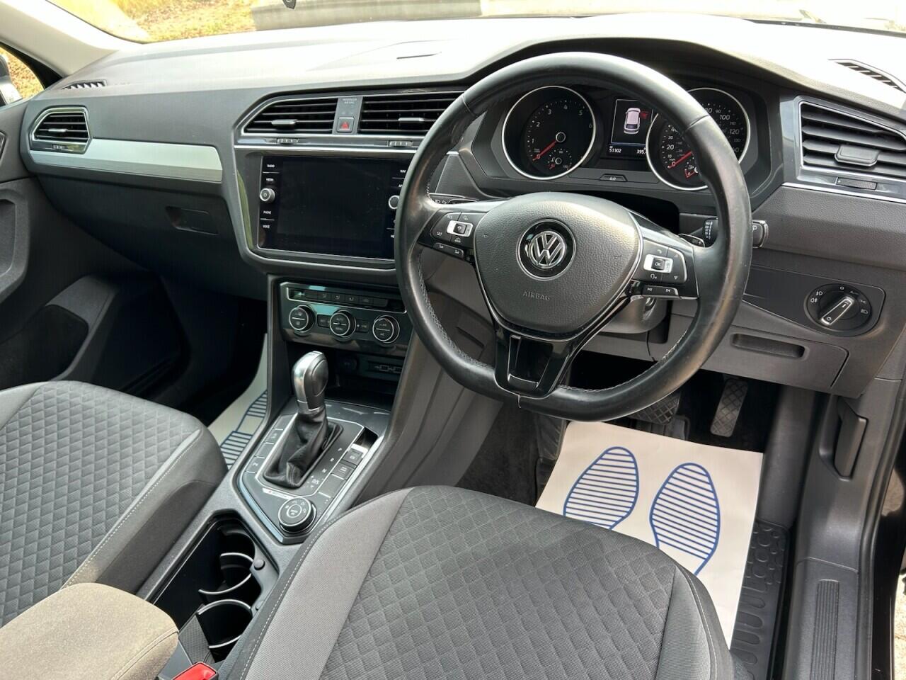 Volkswagen Tiguan view 3