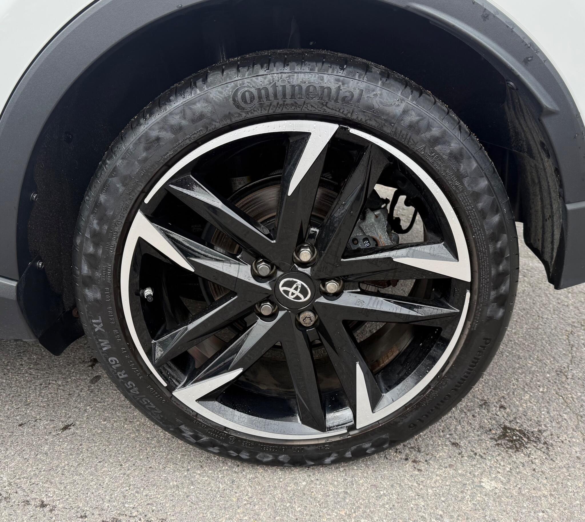 Toyota C-HR view 25