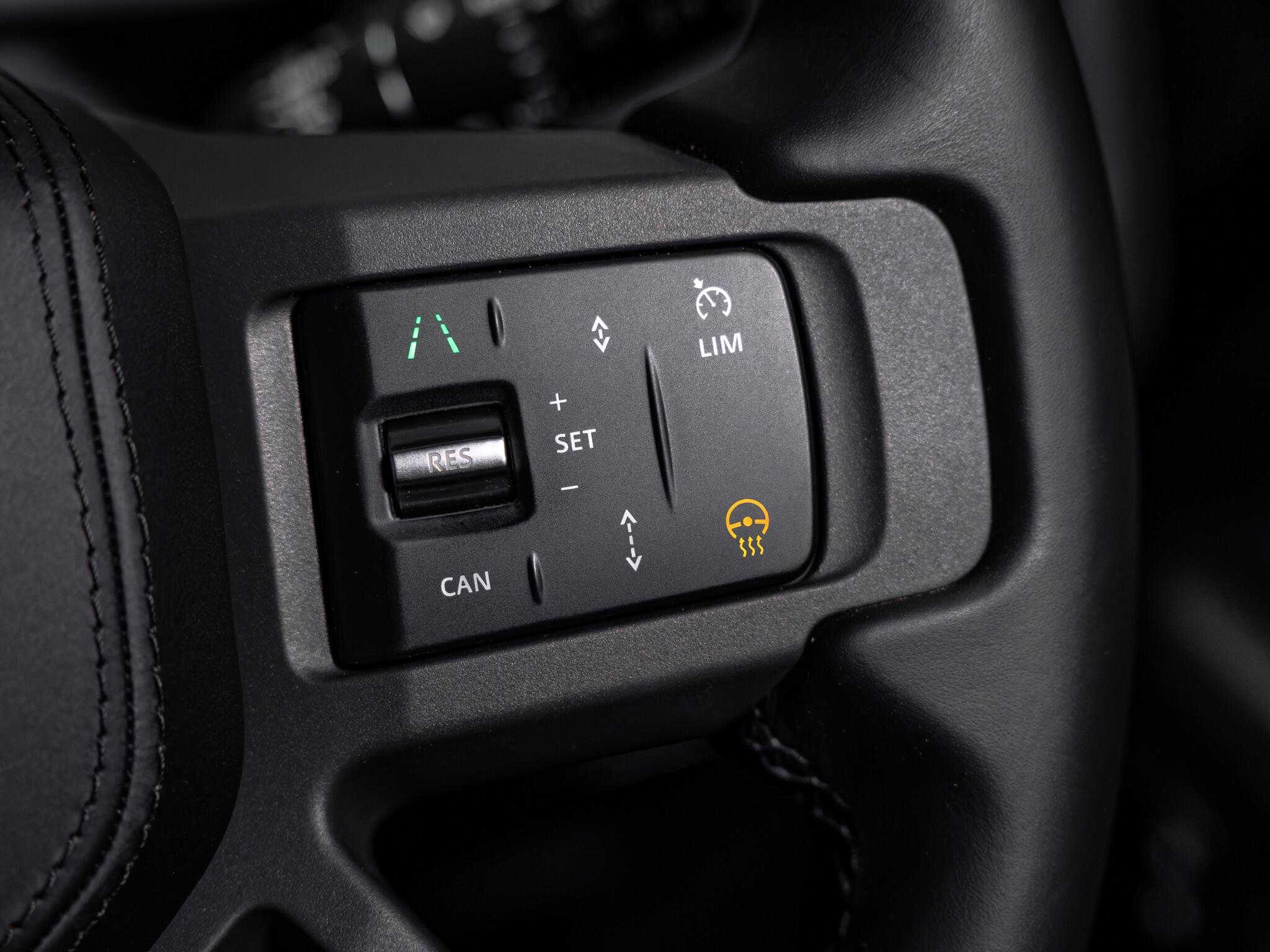 Land Rover Defender 110 view 20
