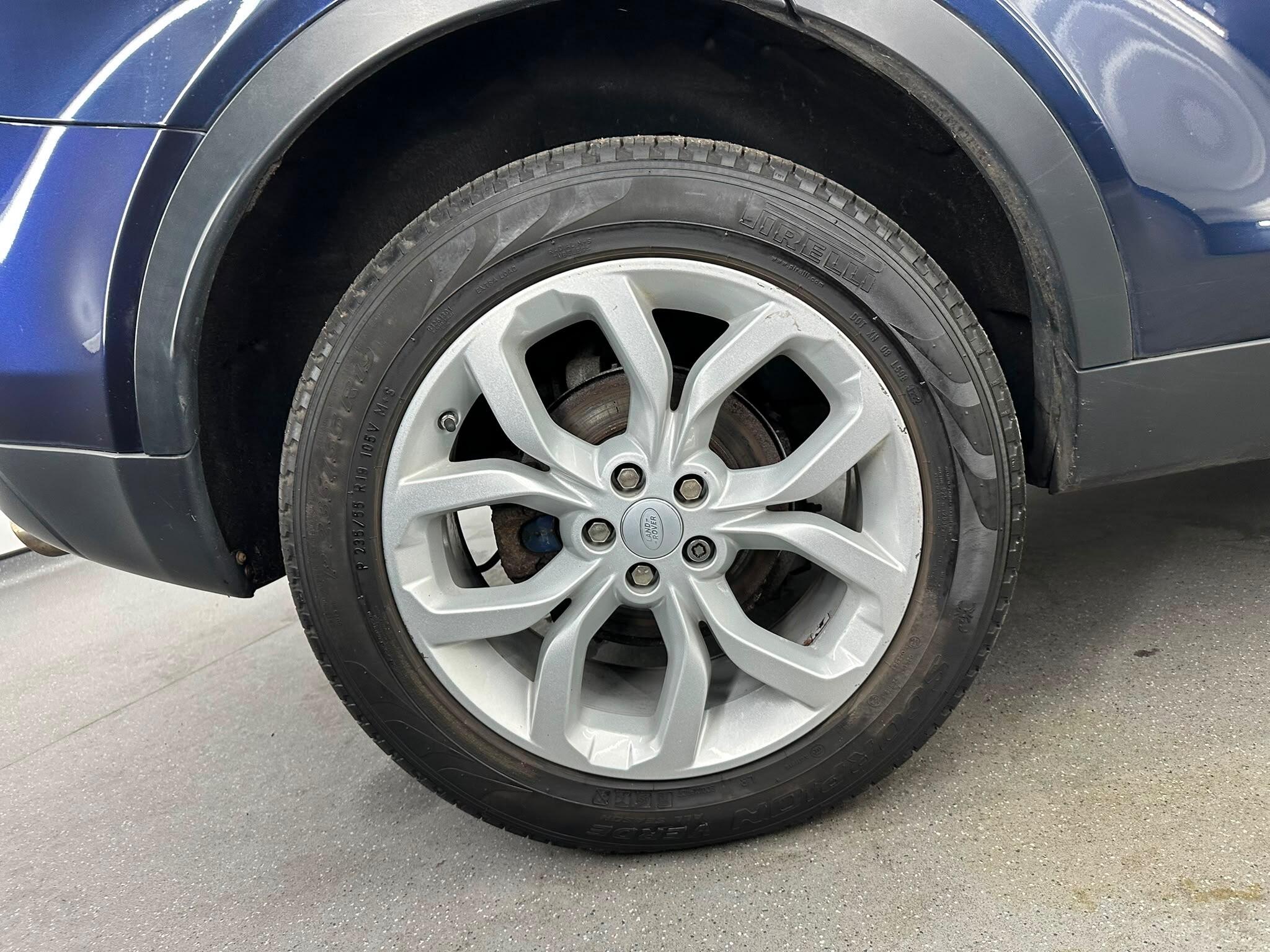 Land Rover Discovery Sport view 12