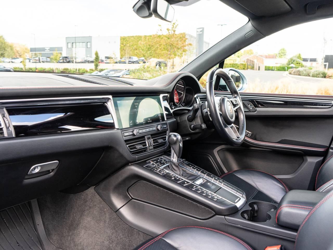 Porsche Macan view 45
