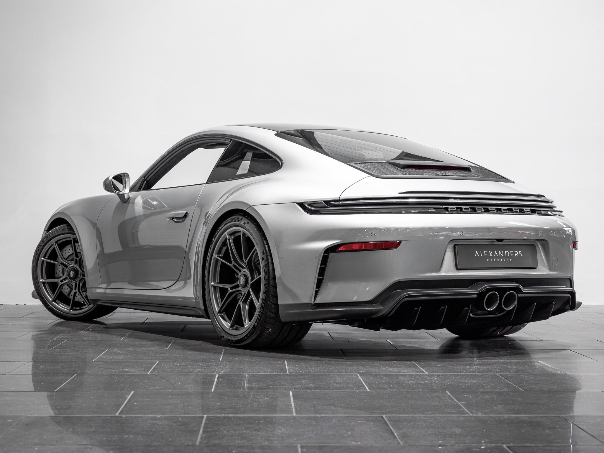 Porsche 911 view 8
