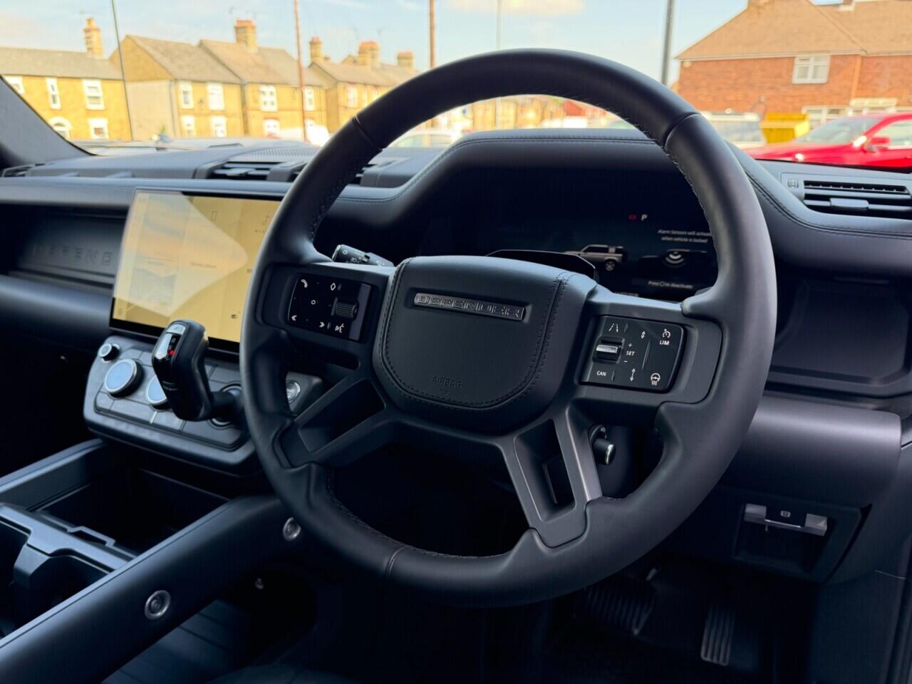 Land Rover Defender 110 view 31