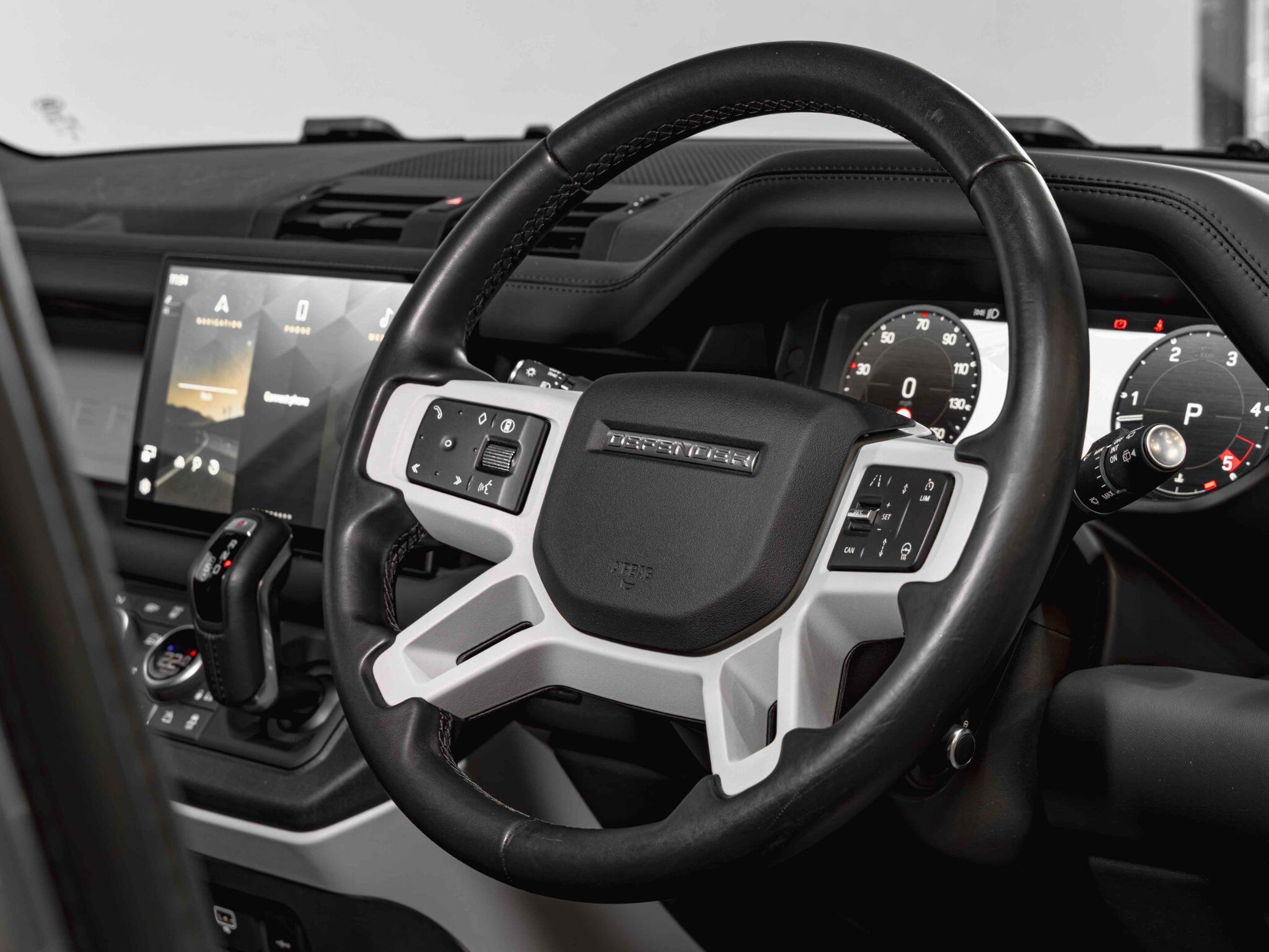 Land Rover Defender 110 view 21