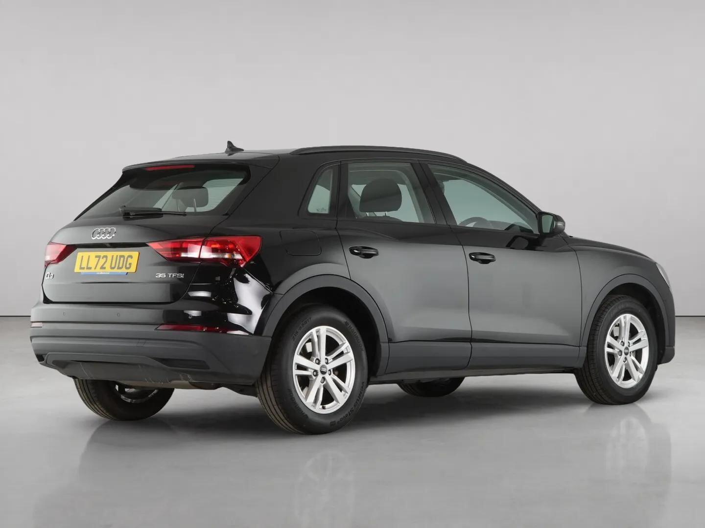 Audi Q3 view 8