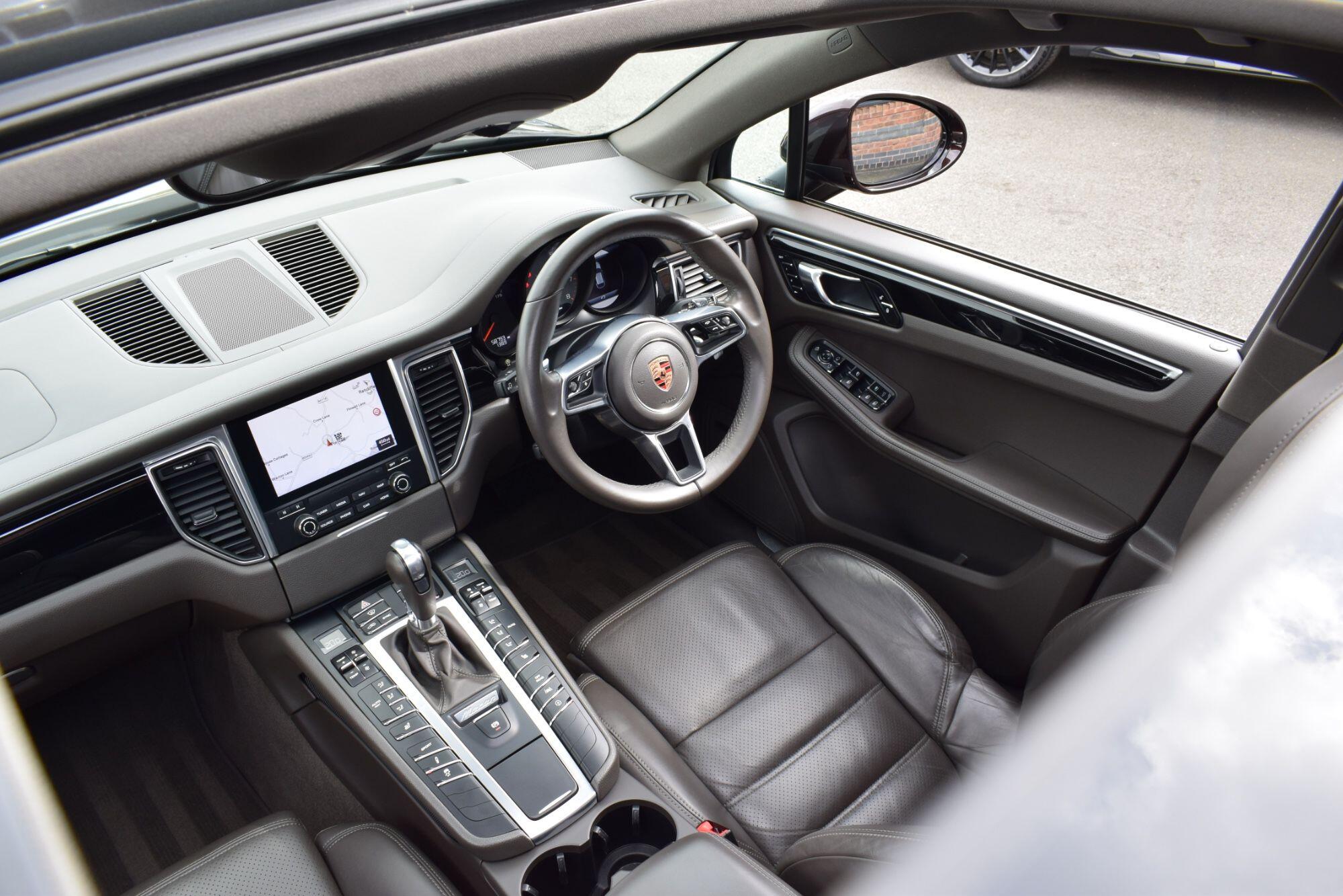 Porsche Macan view 16
