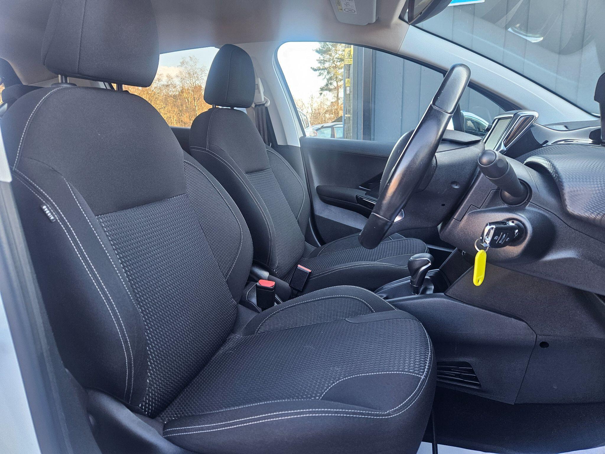 2017 Peugeot 208 image 14