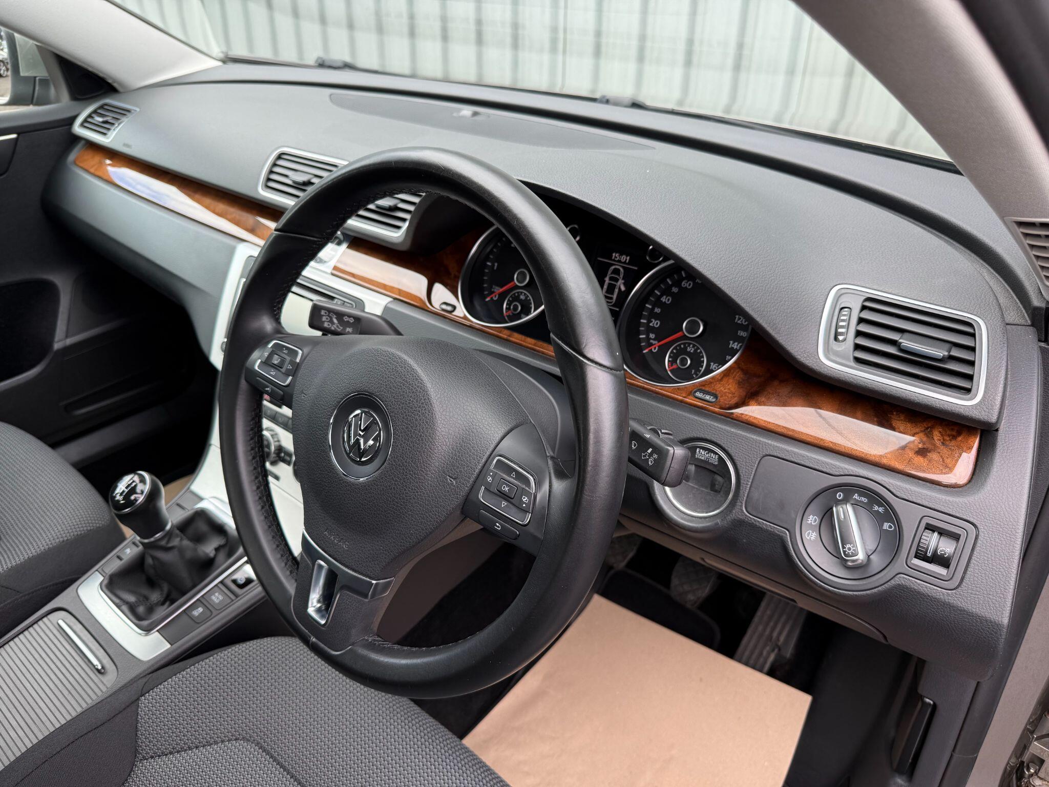 Volkswagen Passat view 14