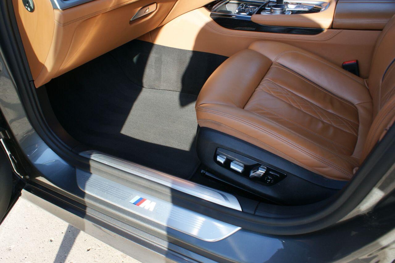 BMW 7 Series view 32