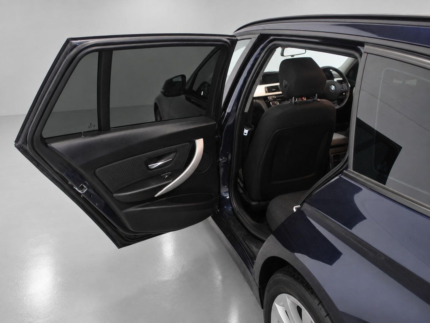 BMW 3 Series view 26