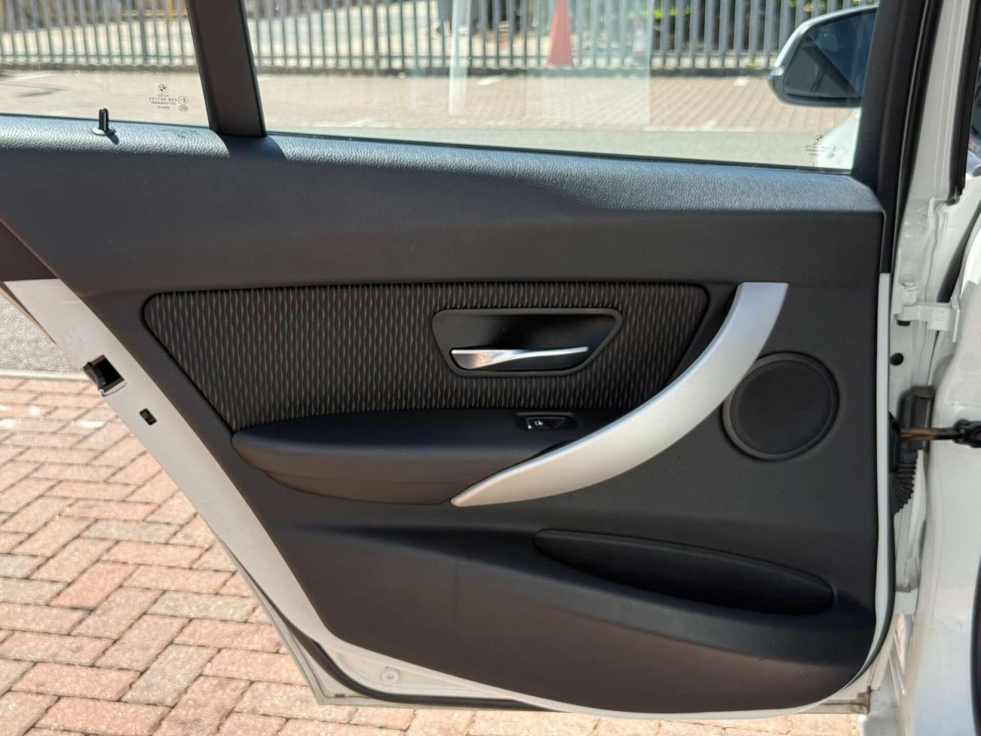 BMW 3 Series view 38