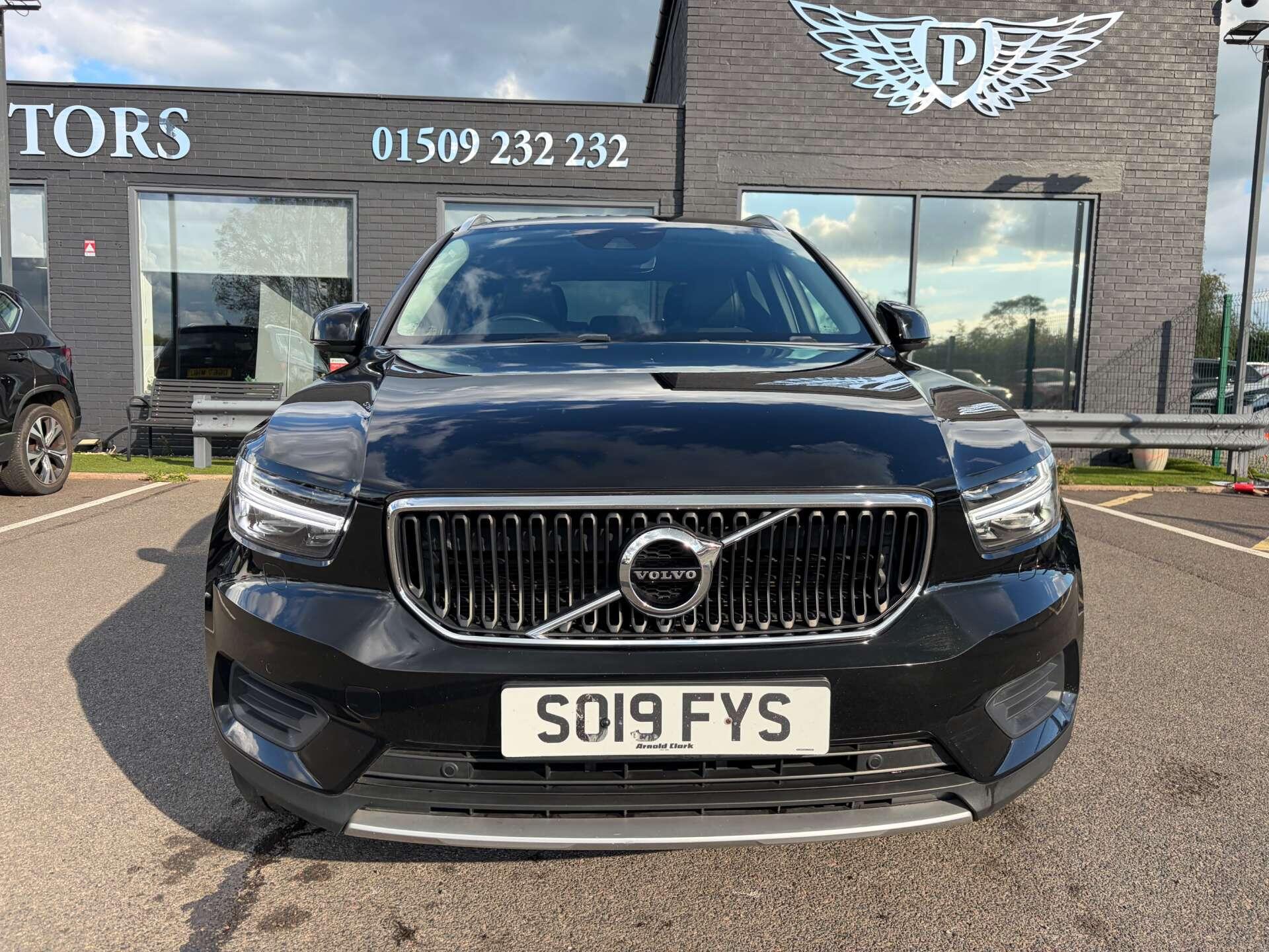 Volvo XC40 view 3