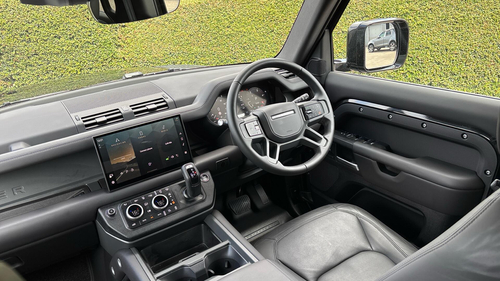 Land Rover Defender view 40