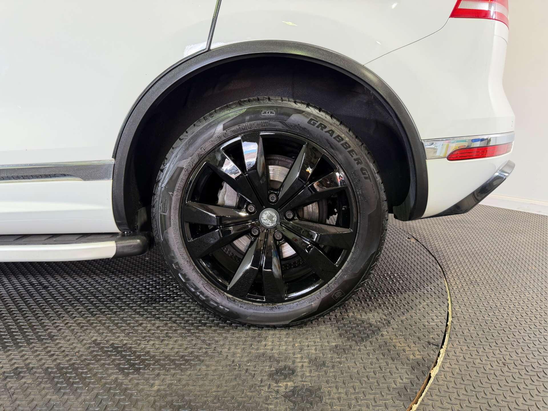 Volkswagen Touareg view 68