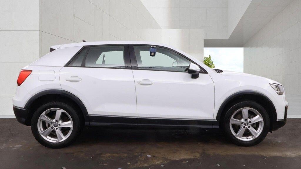 Audi Q2 view 10