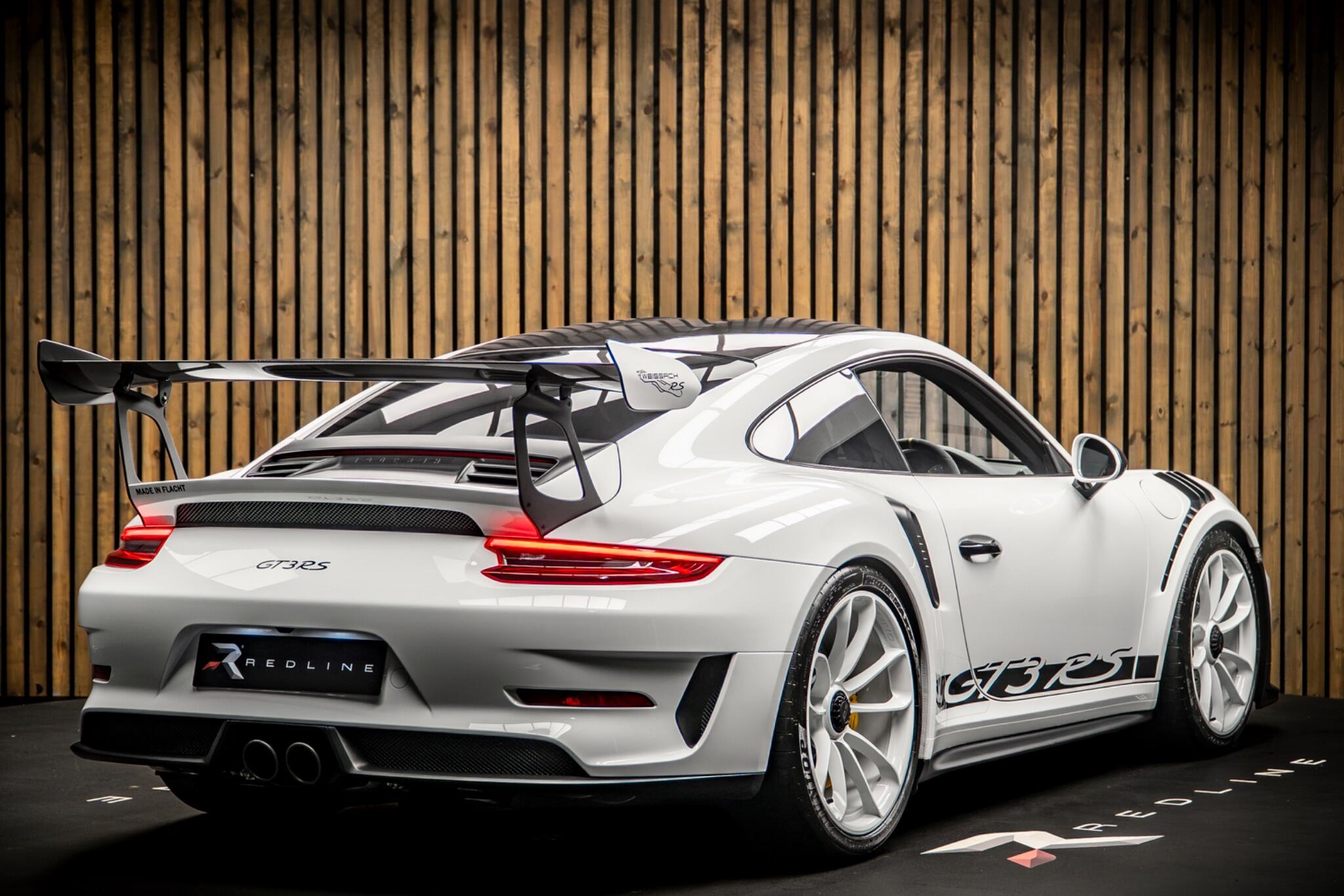 Porsche 911 view 4