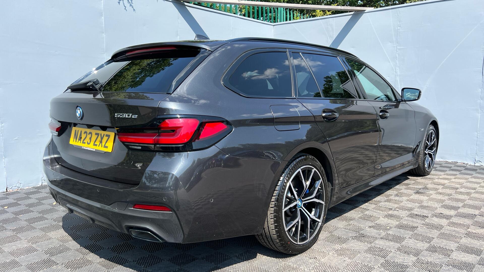 BMW 5 Series view 27