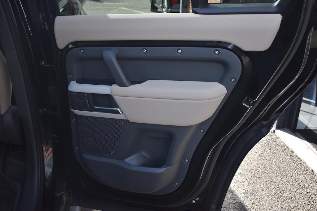 Land Rover Defender view 39