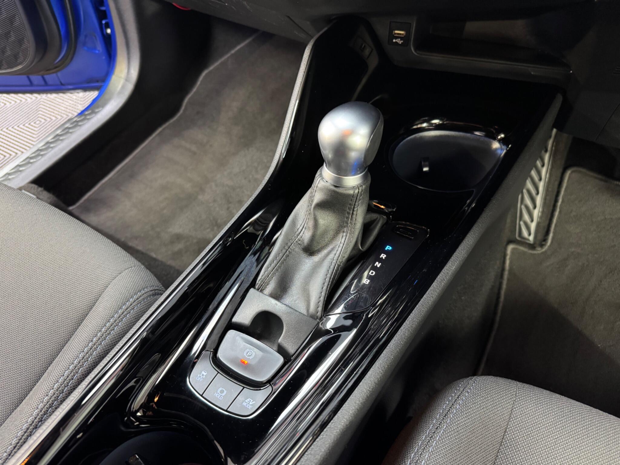 Toyota C-HR view 24