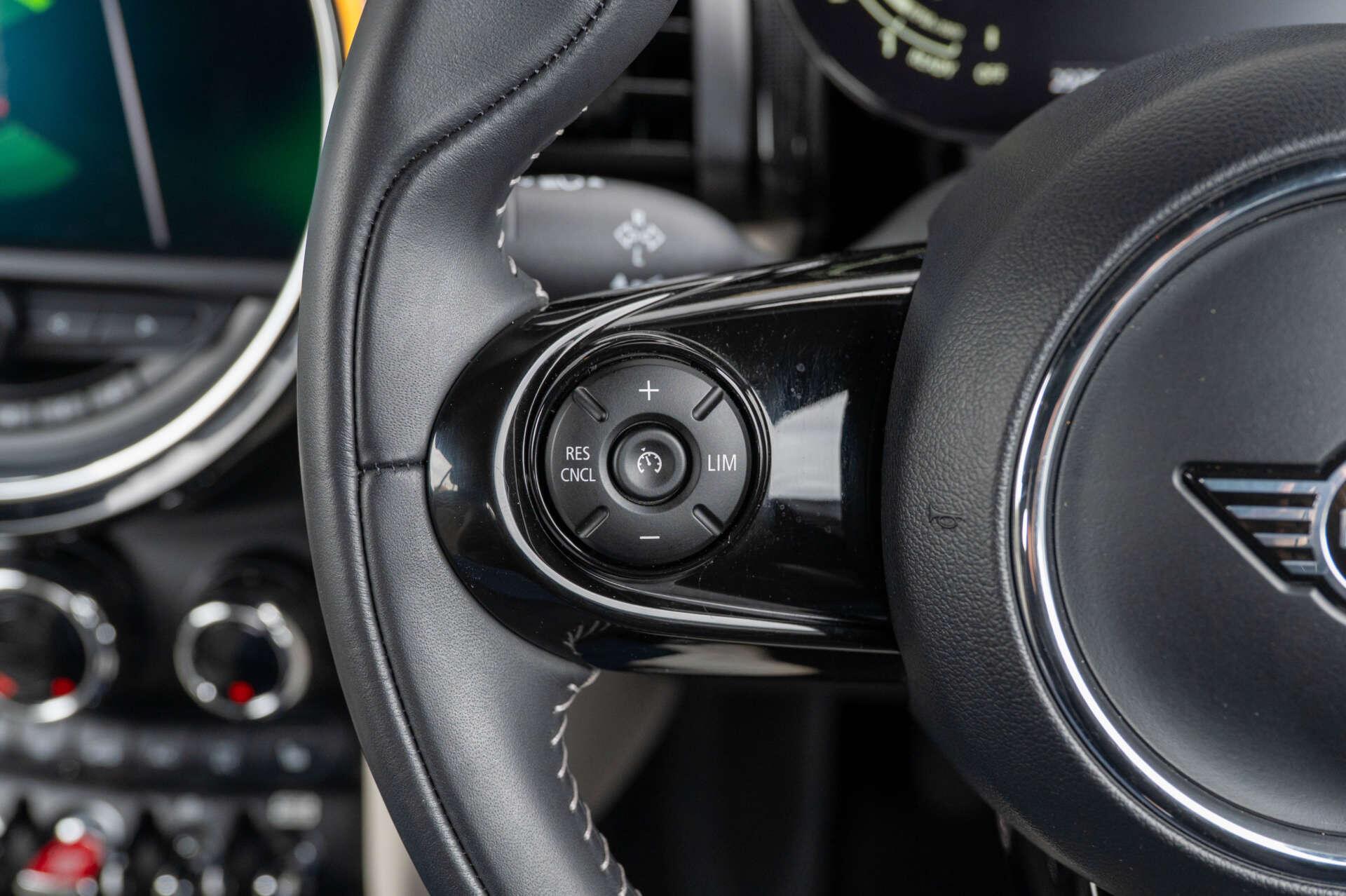 Mini Convertible view 34