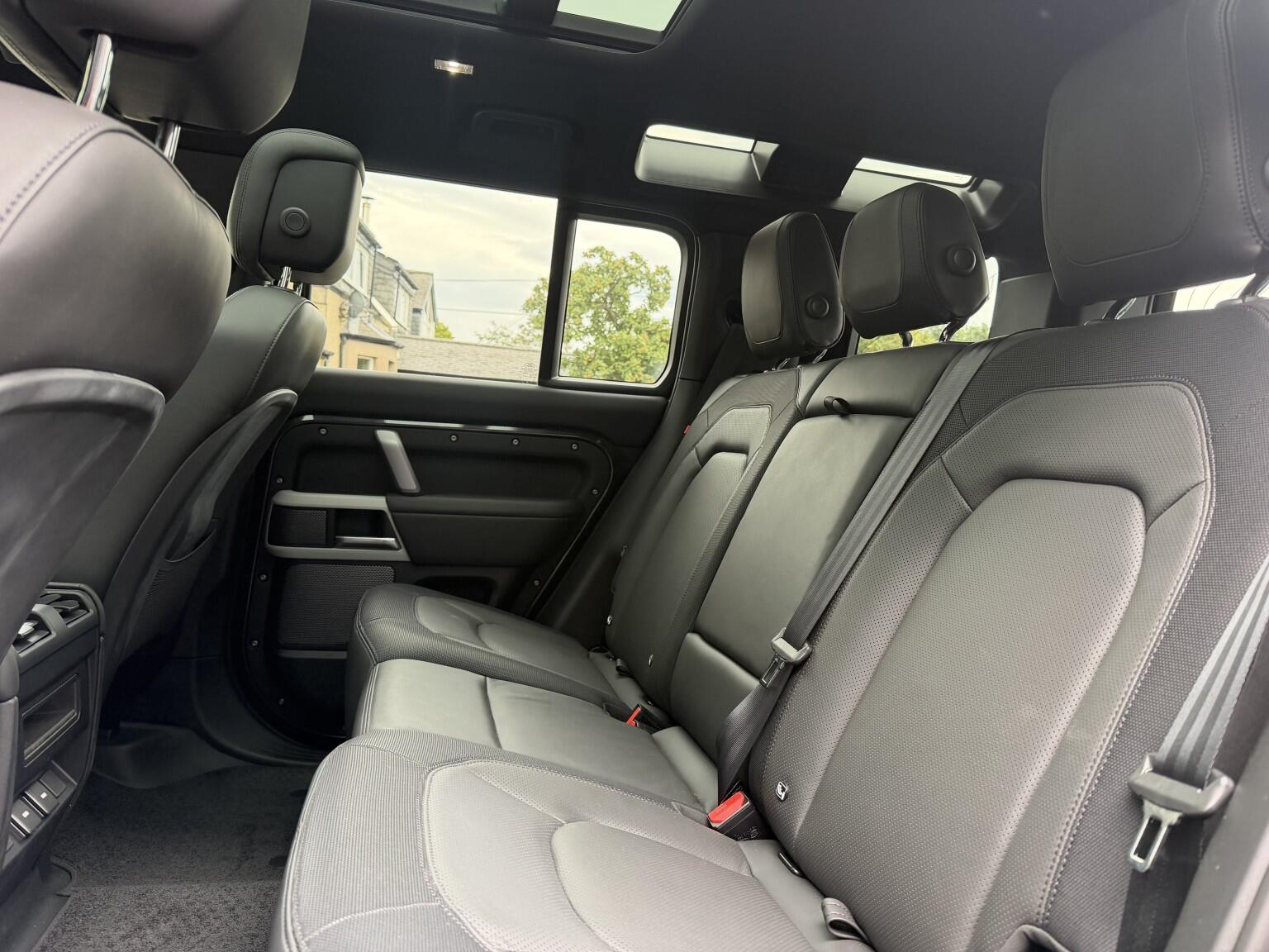 Land Rover Defender 110 view 25