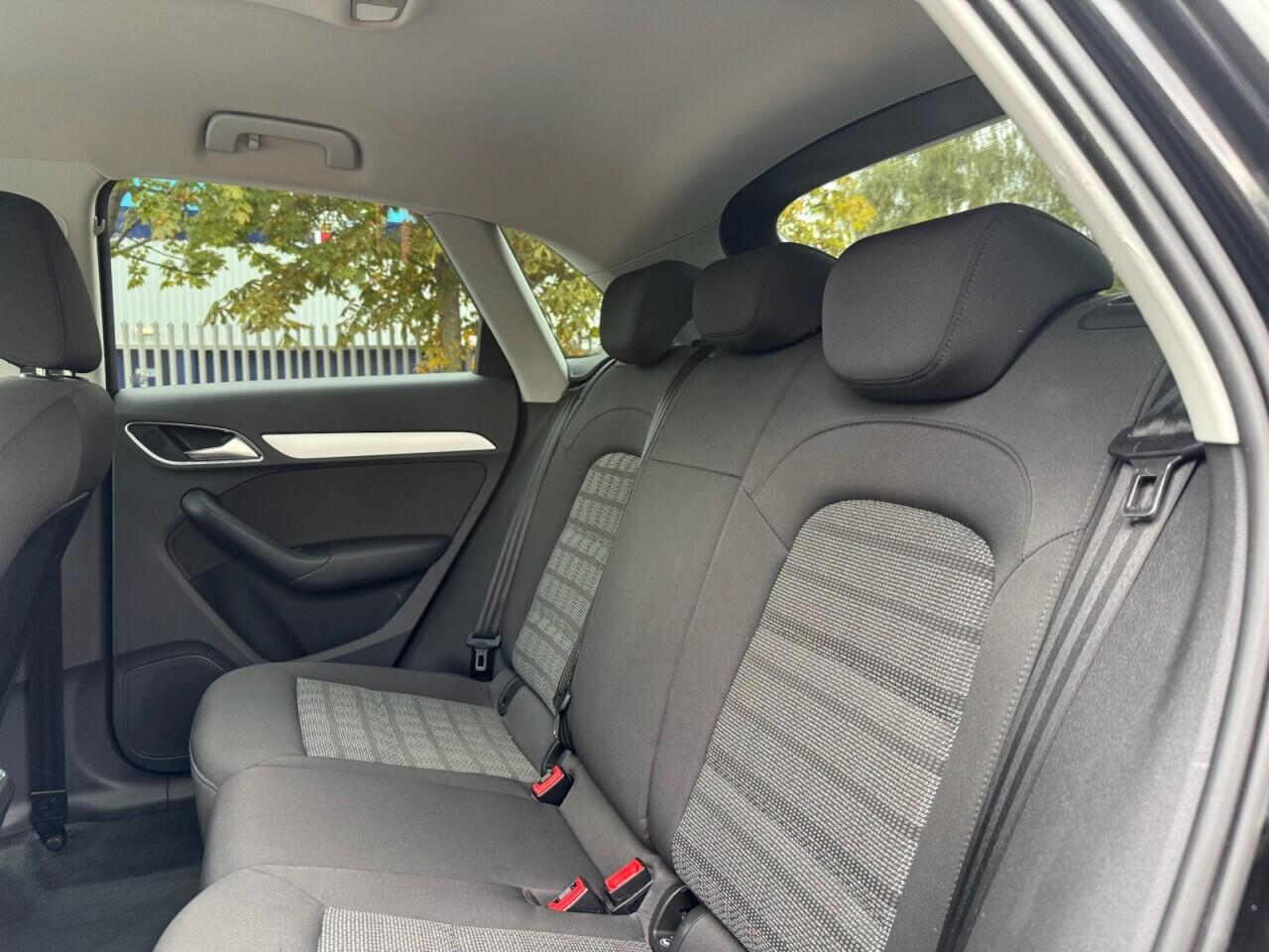 Audi Q3 view 33