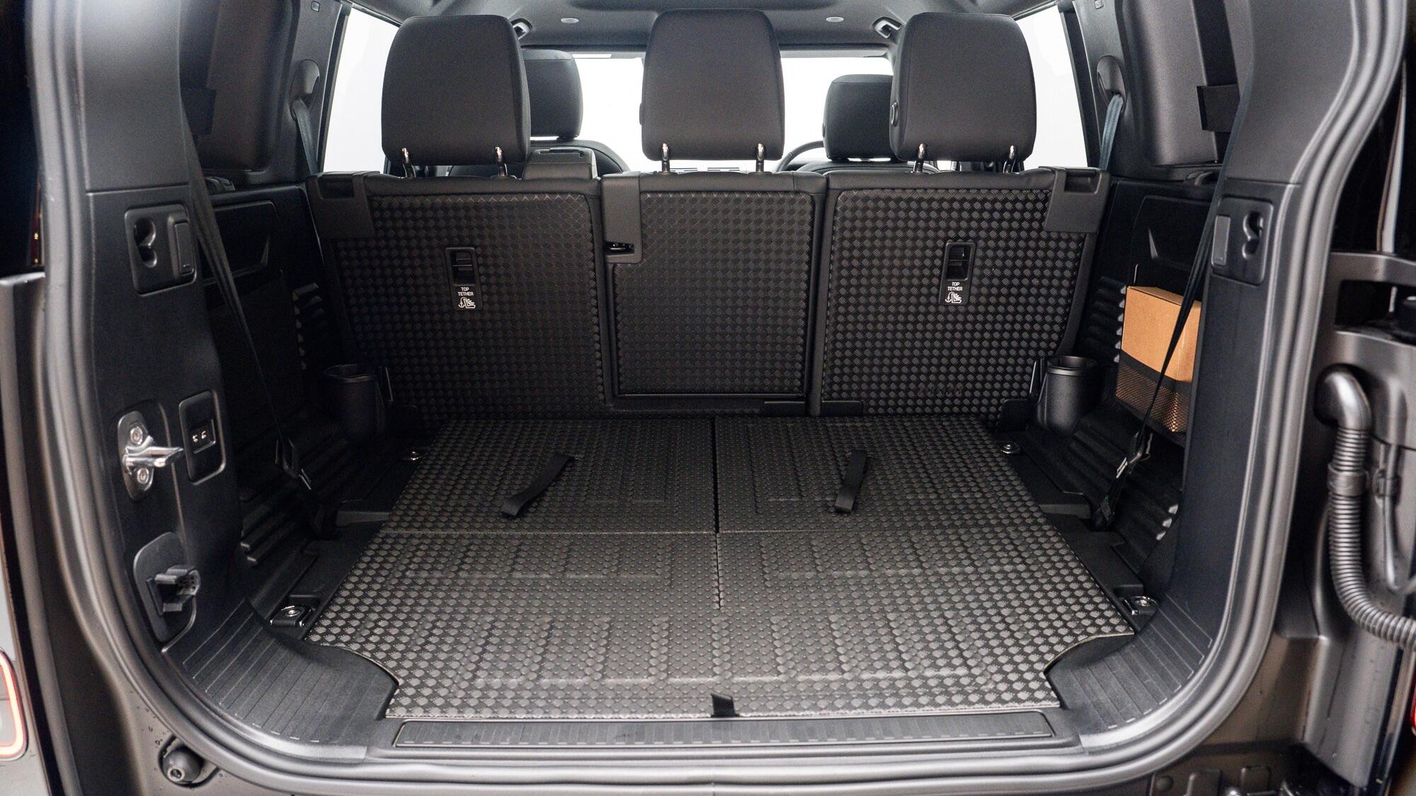 Land Rover Defender 110 view 46