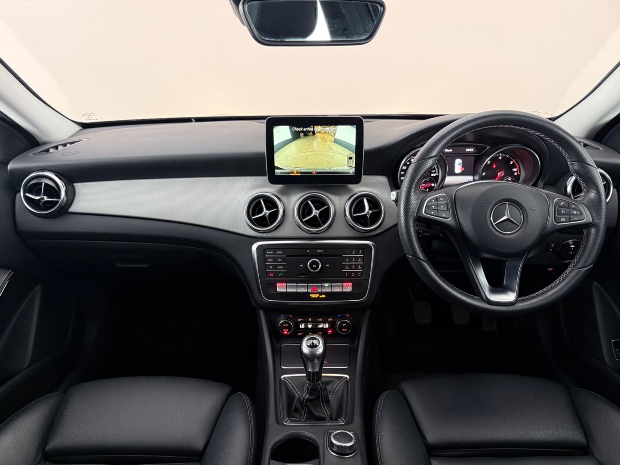 Mercedes-Benz Gla view 15