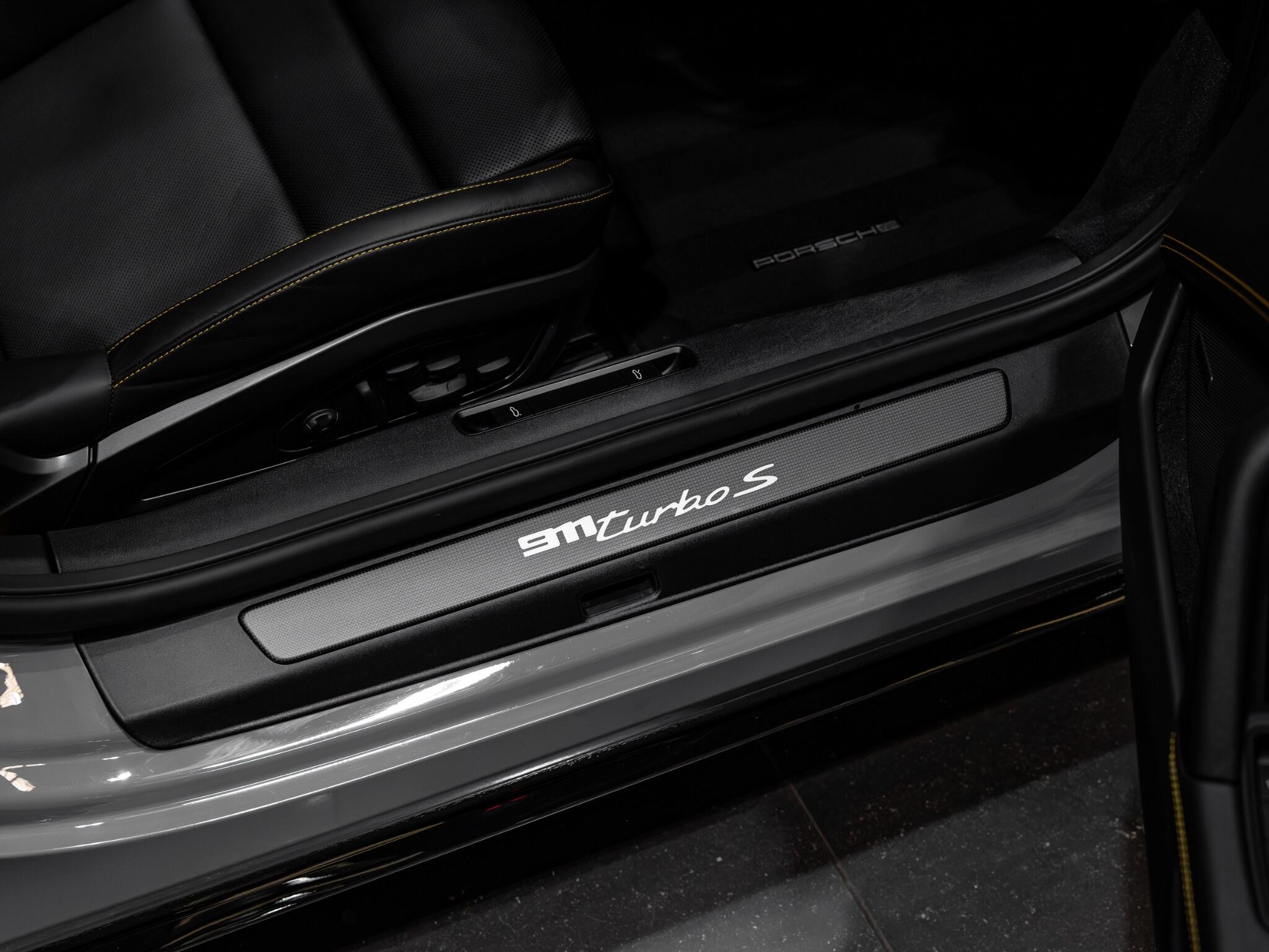 Porsche 911 view 30