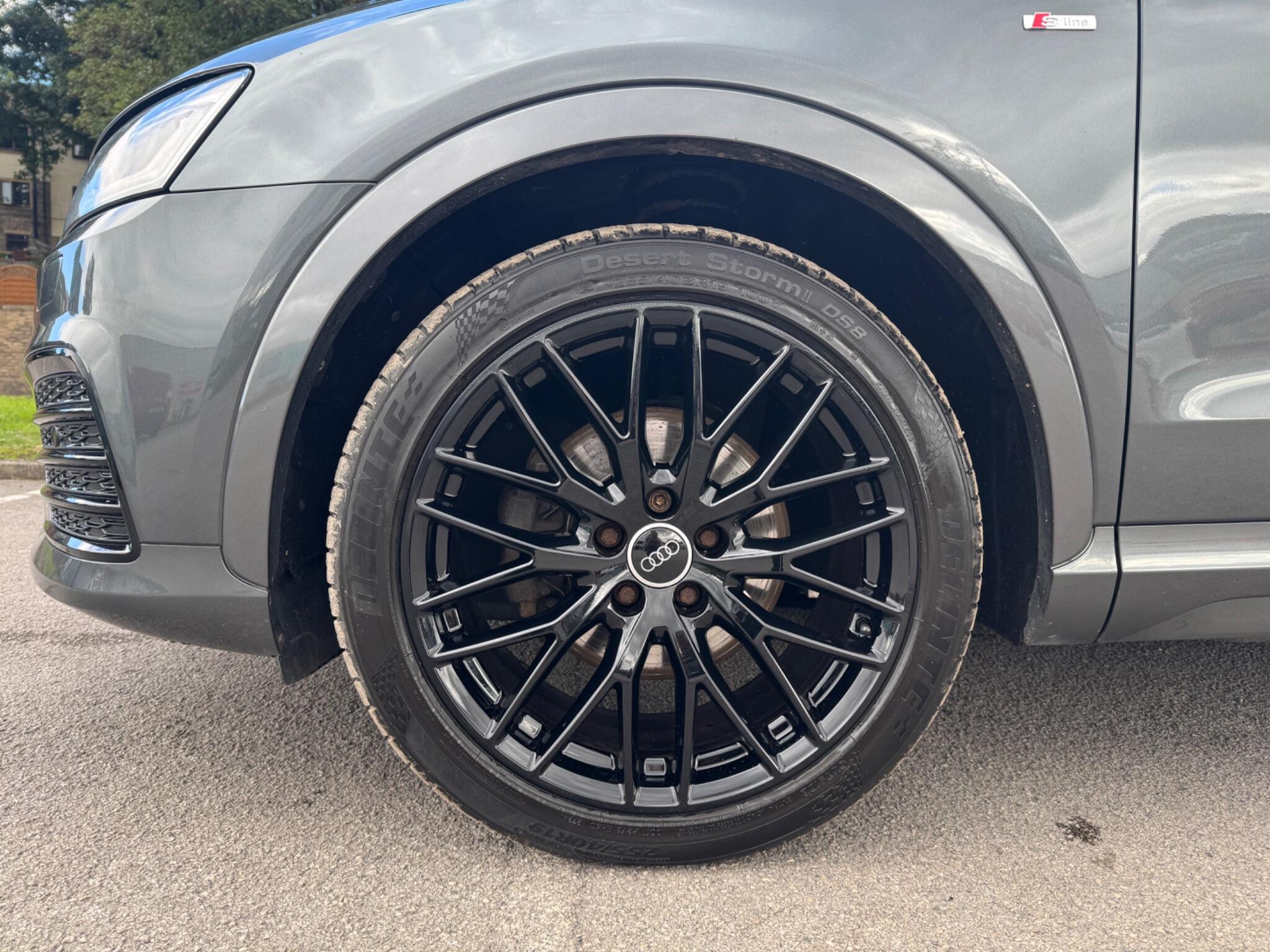Audi Q3 view 11