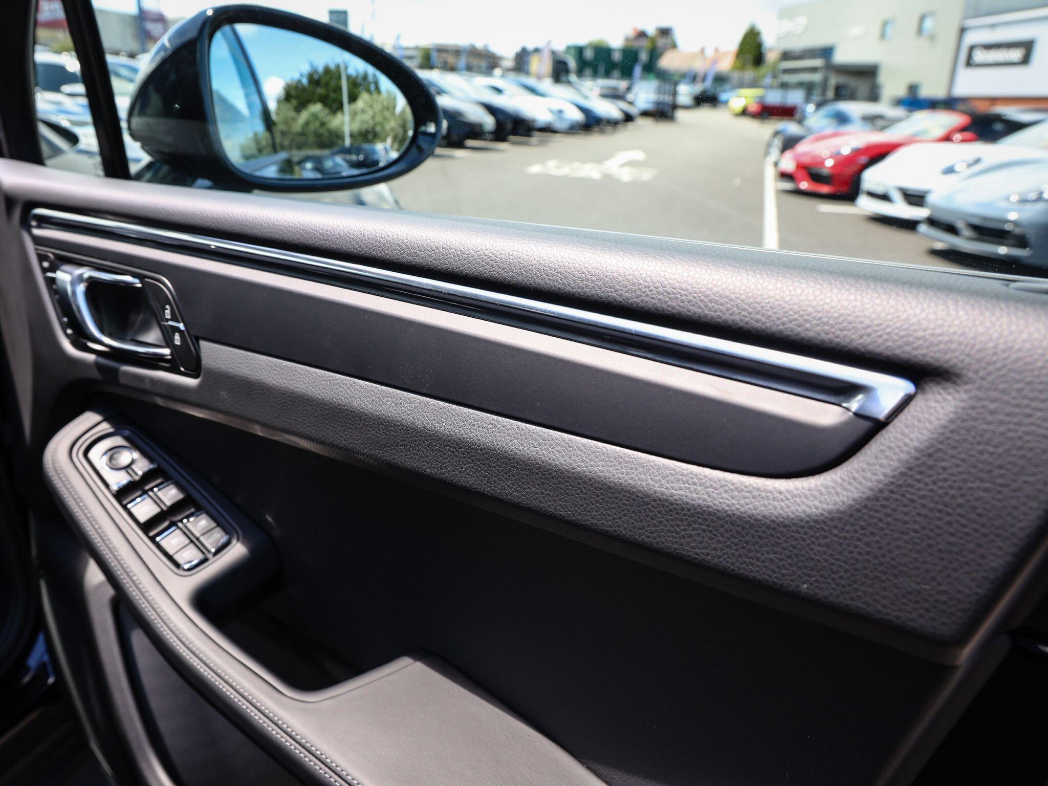Porsche Macan view 18
