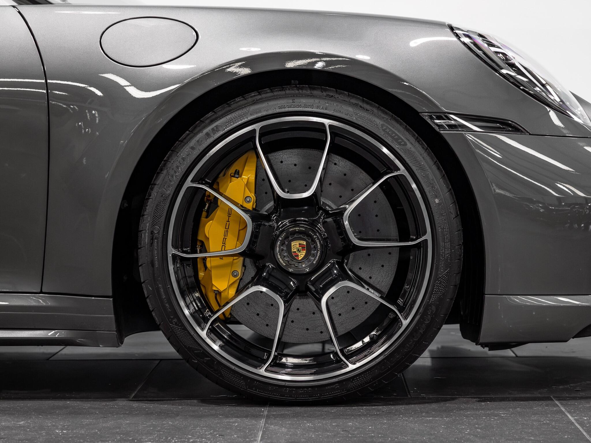 Porsche 911 view 4