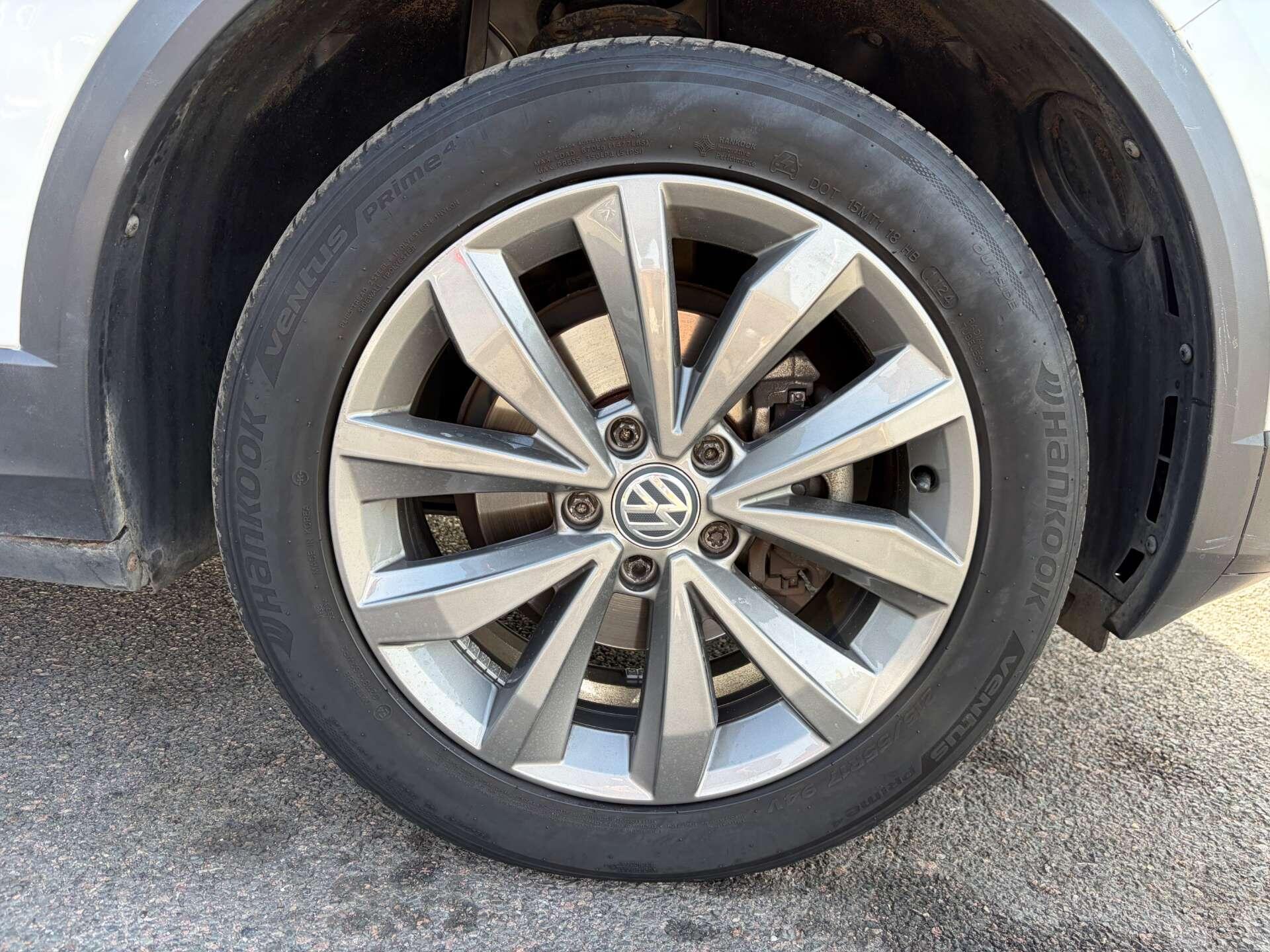 Volkswagen T-Roc view 11