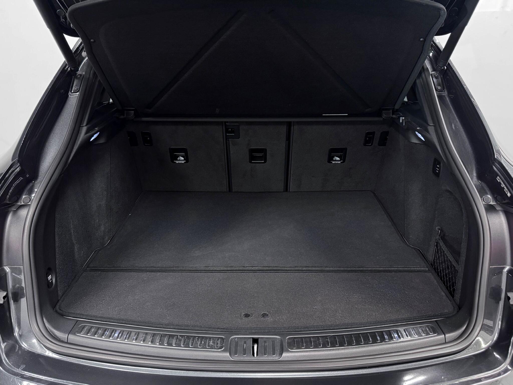Porsche Macan view 7