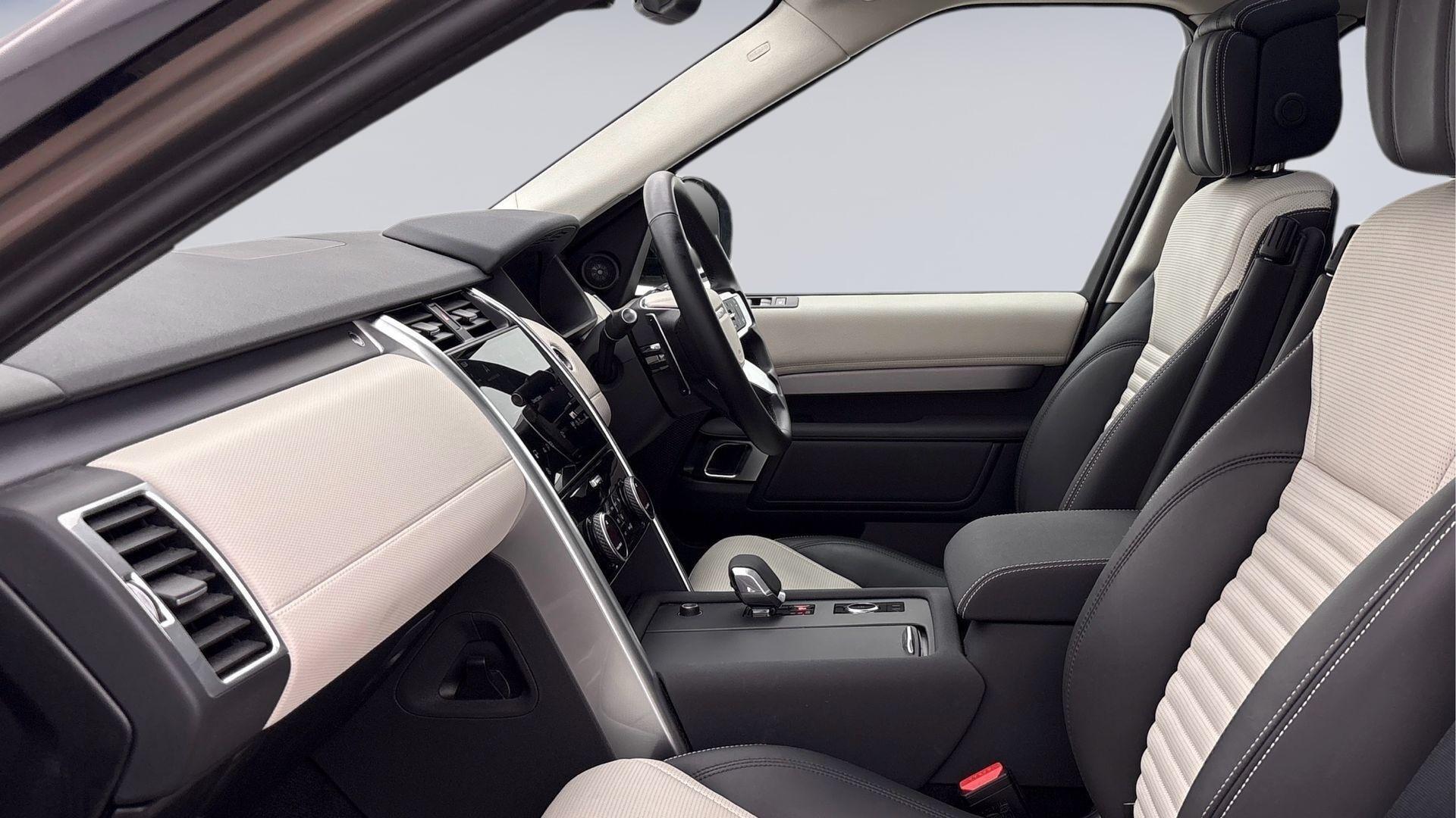 Land Rover Discovery view 3