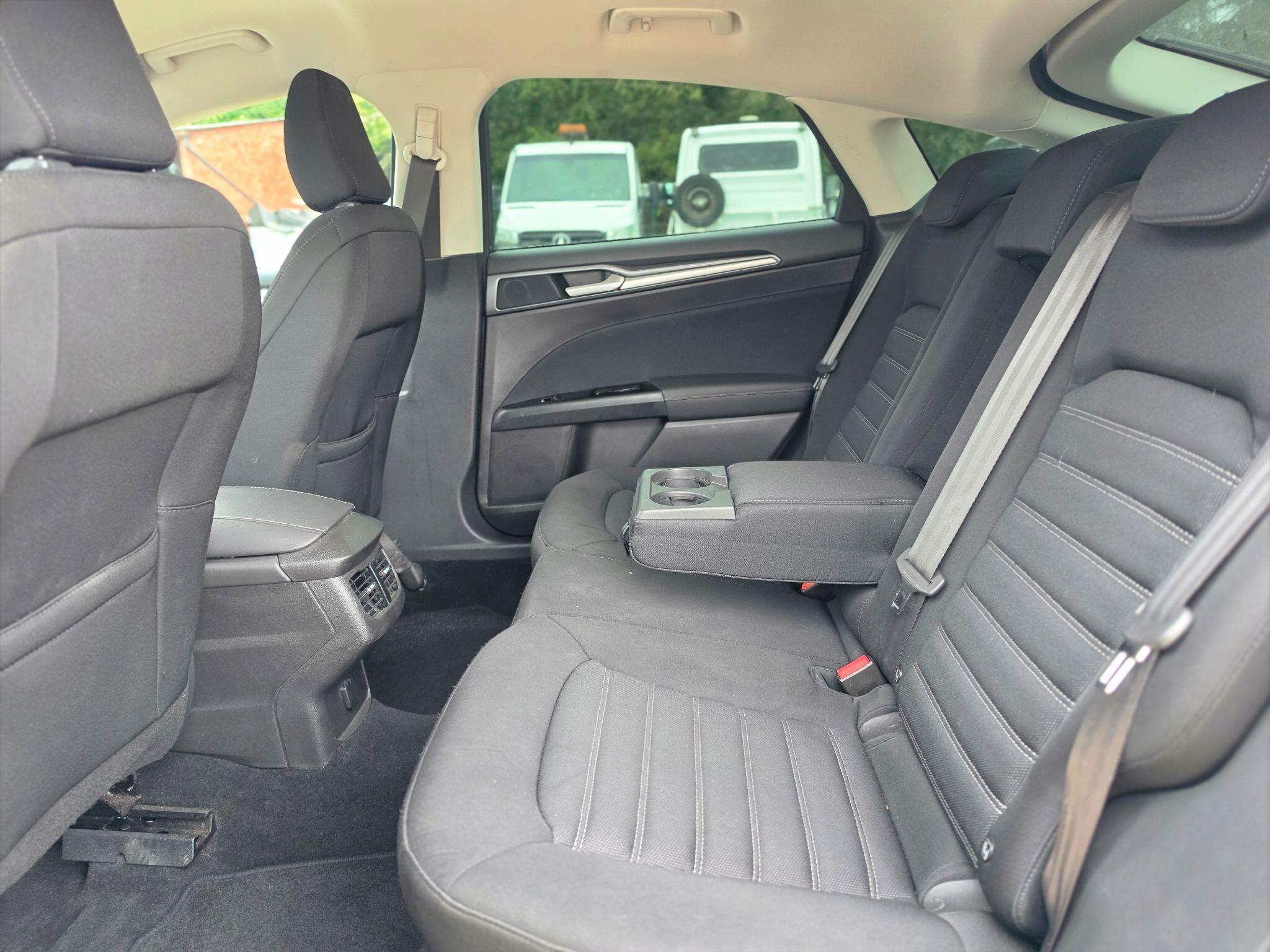 Ford Mondeo view 10