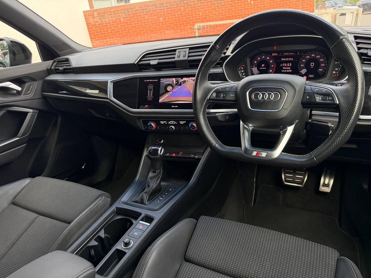 Audi Q3 view 32