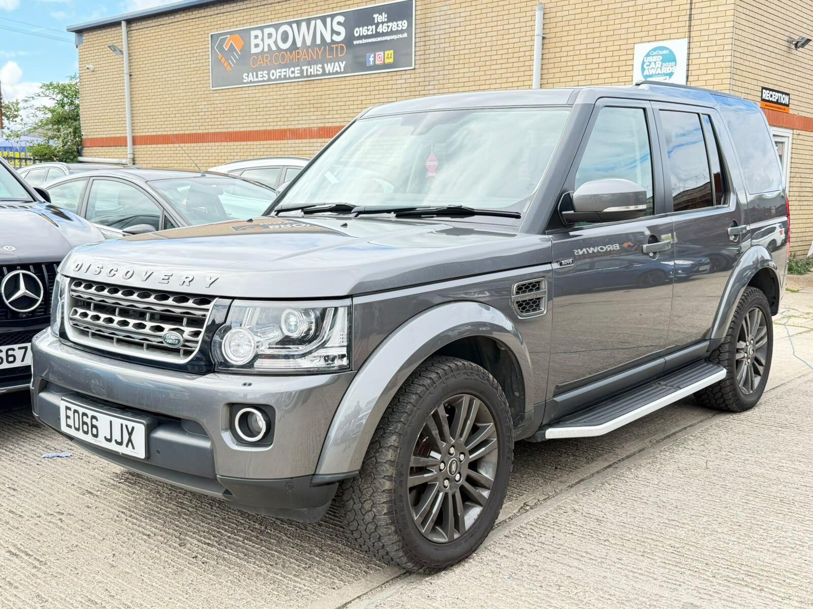 Land Rover Discovery view 3