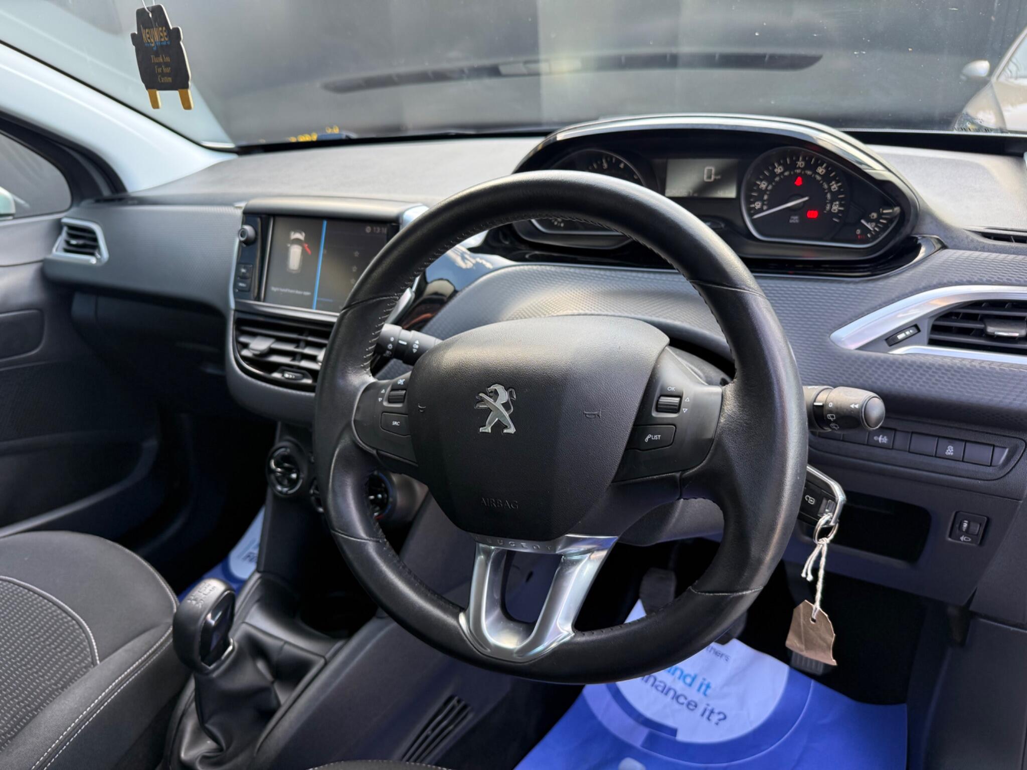 Peugeot 208 view 18