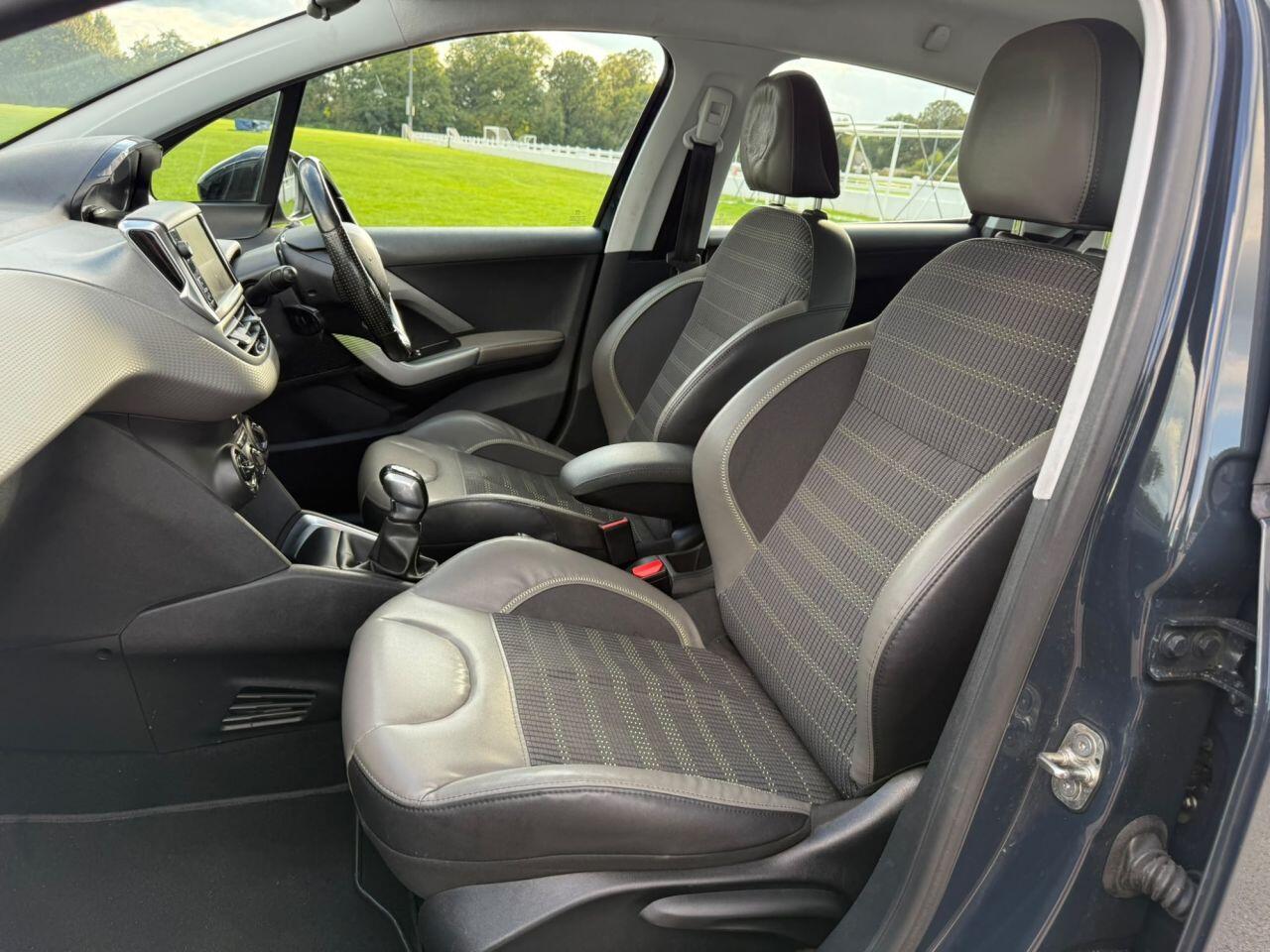 Peugeot 208 view 3