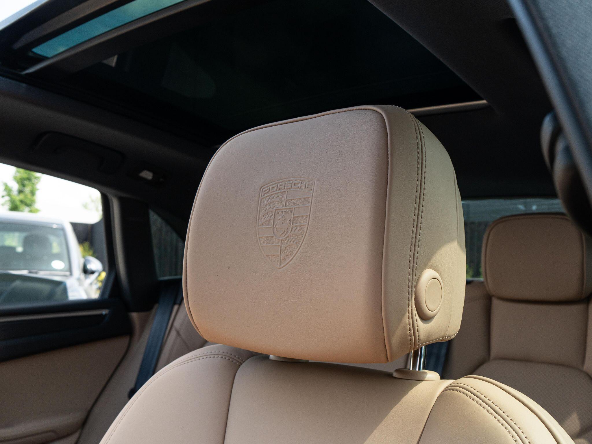 Porsche Macan view 22