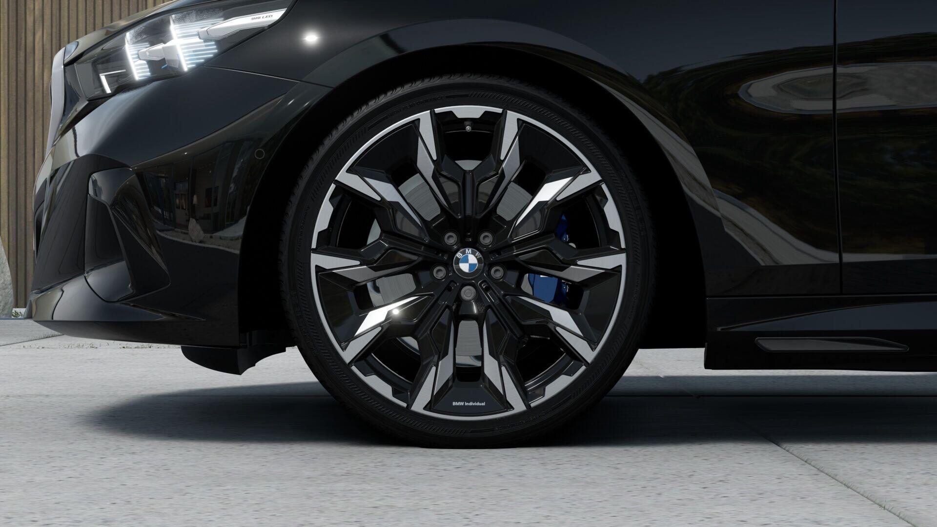 BMW 5 Series view 9