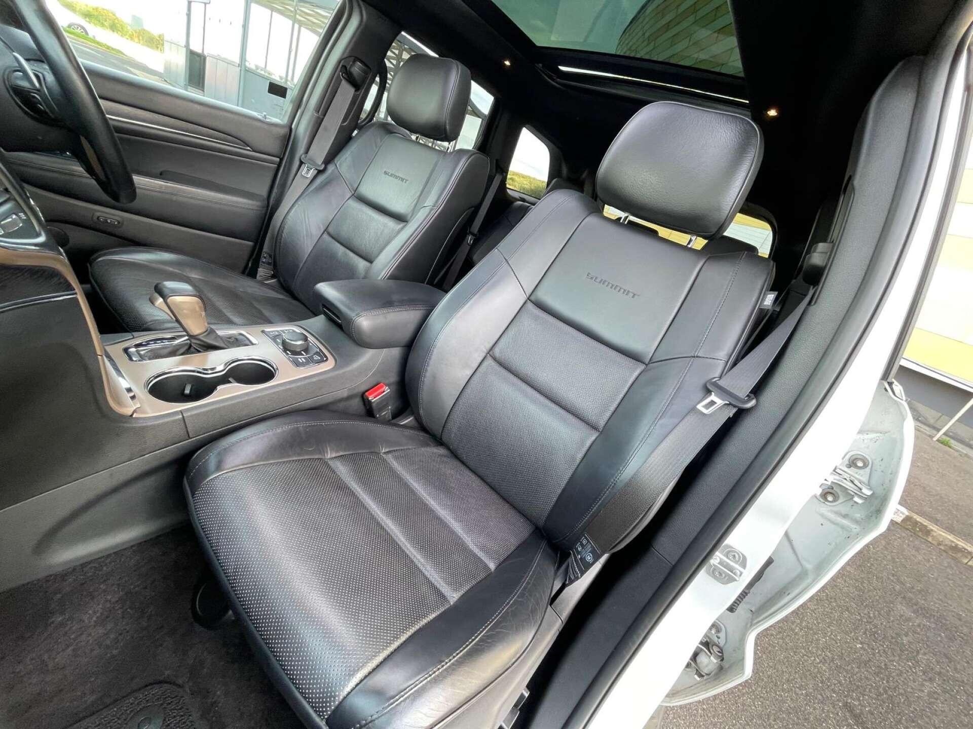Jeep Grand Cherokee view 36